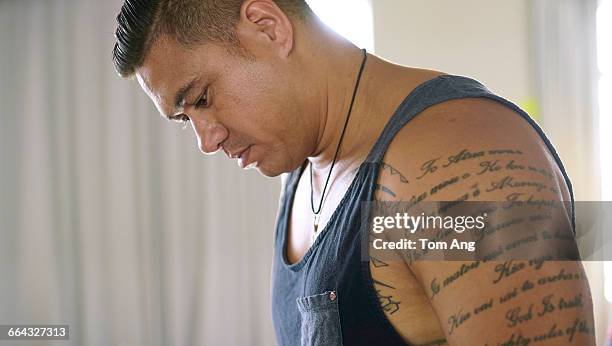 pacific island man with tatoos - photohui stock pictures, royalty-free photos & images