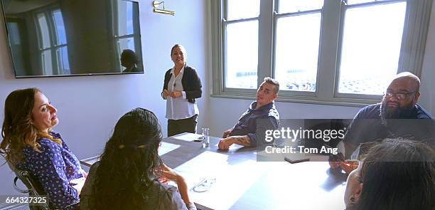 woman leads office discussion - photohui stock pictures, royalty-free photos & images