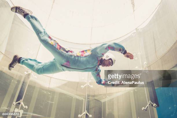 binnenshuis parachutespringen - vliegen - extreme sporten oogpunt - freefall simulatie - indoor skydive stockfoto's en -beelden