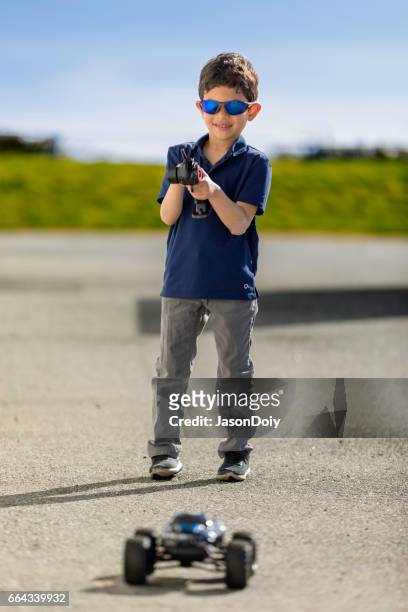 cool afstandsbediening auto kid - op afstand bediend stockfoto's en -beelden