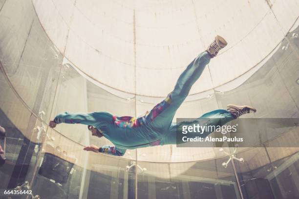 binnenshuis parachutespringen - vliegen - extreme sporten oogpunt - freefall simulatie - indoor skydive stockfoto's en -beelden