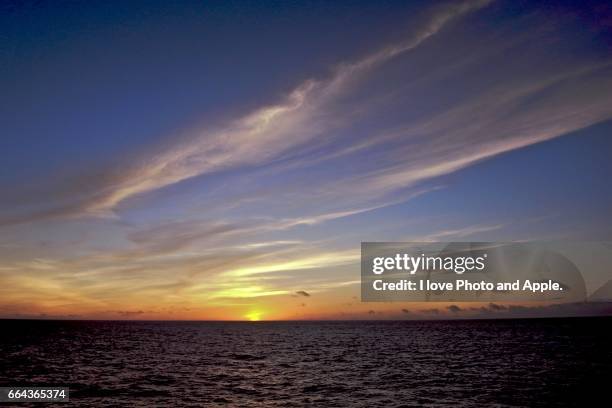pacific sunrise - 島 stock-fotos und bilder