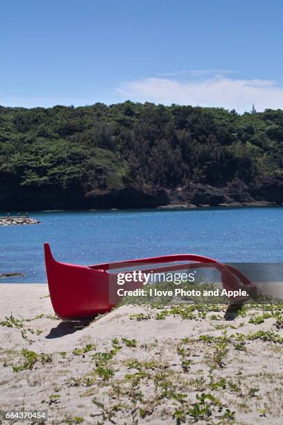 red canoe - 海岸 stockfoto's en -beelden