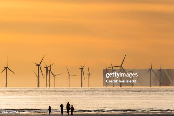 family walk along the beach - liverpool inglaterra - fotografias e filmes do acervo