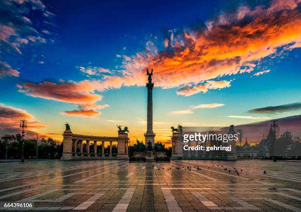 piazza degli eroi all'alba, budapest, ungheria - budapest foto e immagini stock