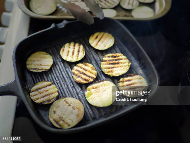 aubergine grillen - gusseiserne pfanne stock-fotos und bilder