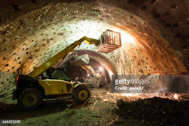 maquinaria de construcción trabajando en construcción de túneles - mining equipment fotografías e imágenes de stock