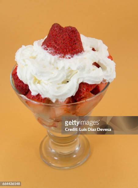 cream cup with strawberries - detalle de primer plano stock pictures, royalty-free photos & images