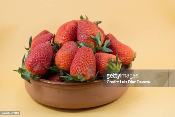 bowl of fresh strawberries - reino unido foto e immagini stock