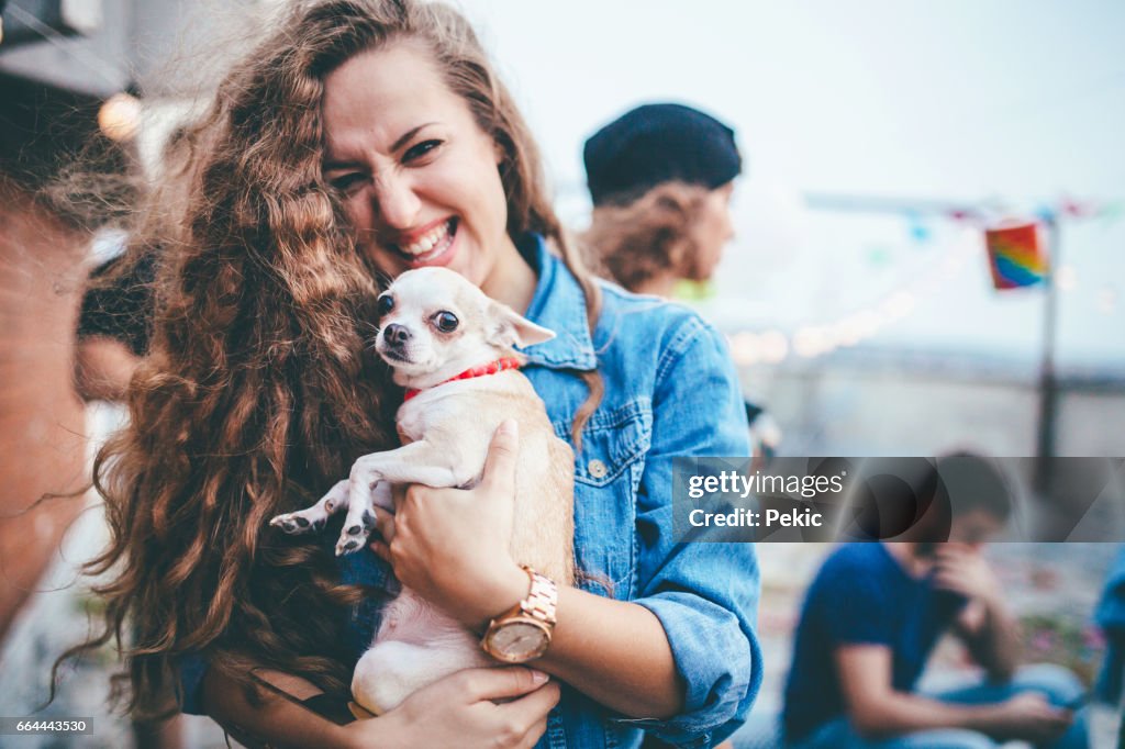 Linda garota e seu cãozinho bonitinho