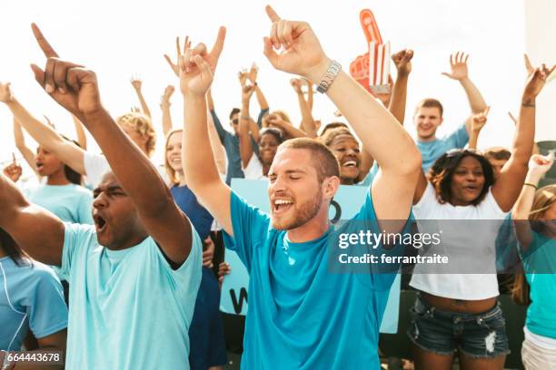 Crowd Cheer Stadium Clapping Photos and Premium High Res Pictures ...