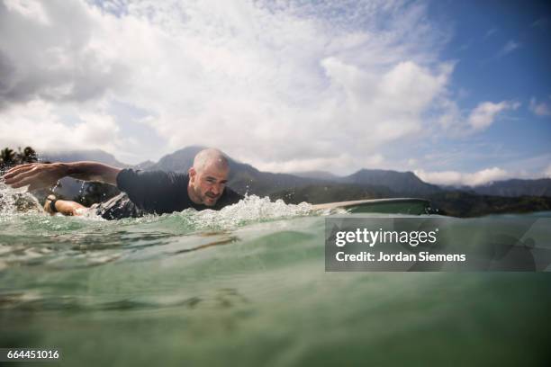 a man surfing in hawaii - completamente calvo - fotografias e filmes do acervo