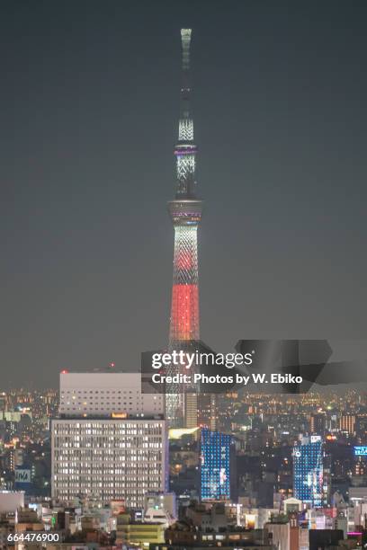 buildings of tokyo - 都市の全景 stock pictures, royalty-free photos & images