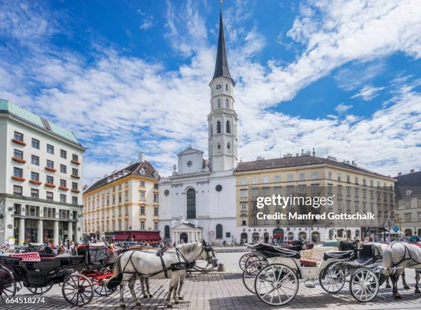 fiaker carriages on michelerplatz vienna - hofburg wien stock pictures, royalty-free photos & images