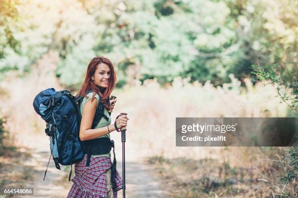 glückliche junge touristen auf dem fußweg - mobility walker stock-fotos und bilder