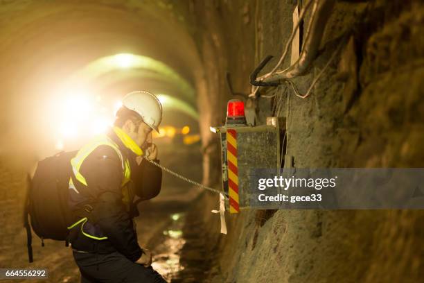 arbeiter mit notfalltelefon - scientist and explosion stock-fotos und bilder