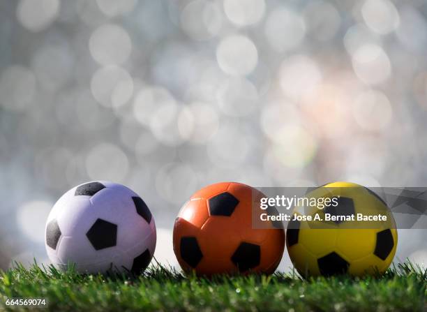 balls of  soccer ball  on a surface of  grass of a soccer field - deporte de competición stockfoto's en -beelden