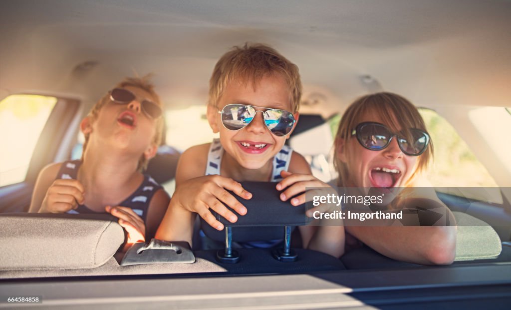 Trois enfants s’amusant sur road trip