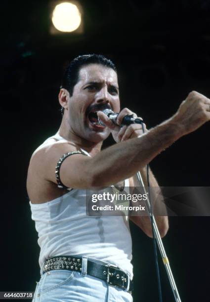 Live Aid concert at Wembley Stadium. Queen lead singer Freddie Mercury on stage, 13th July 1985.