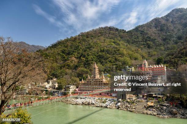 lakshman jhula bridge in rishikesh, india - rishikesh stock pictures, royalty-free photos & images