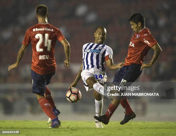 Peru's Alianza Lima midfielder Luis Ramirez vies for the ball with Argentina's Independiente midfielder Walter Erviti during their Copa Sudamericana...