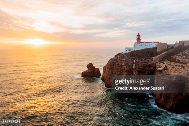 lighthouse at cabo de sao vincente during sunset, algarve, portugal - lagos portugal stockfoto's en -beelden