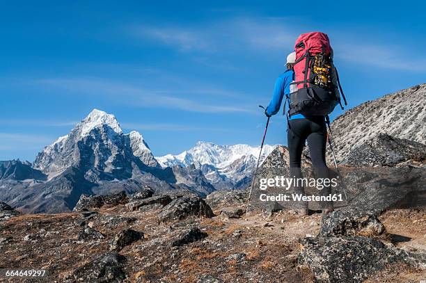 nepal, himalaya, solo khumbu, mountaineer at ama dablam south west ridge with taboche peak in background - nepal trekking stock-fotos und bilder