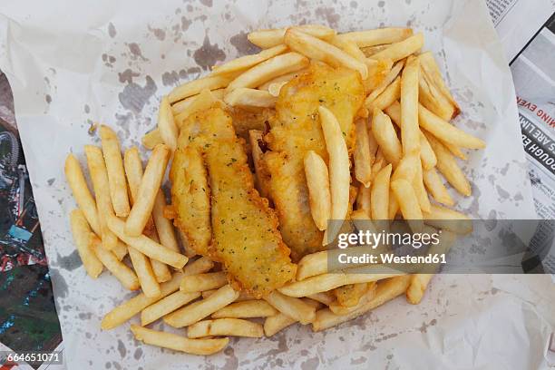 new zealand, fish and chips dish, traditionally served on parchment paper - fish and chips stock-fotos und bilder
