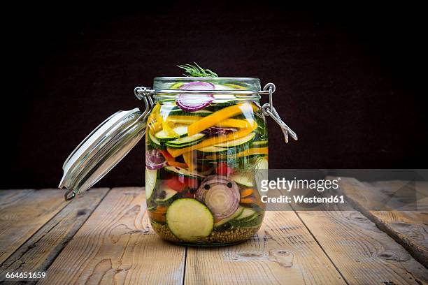 glass of pickled courgette and bell pepper - eingelegt stock-fotos und bilder