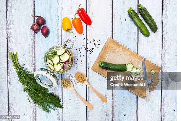 glass of pickled courgette and bell pepper, preparation with different spices - bell jar stockfoto's en -beelden