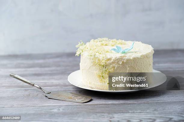 fancy cake with curd elderberry creme decorated with elderberries - paleta para tarta fotografías e imágenes de stock