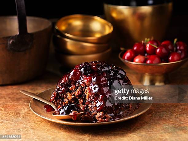 black forest christmas pudding - christmas pudding stockfoto's en -beelden