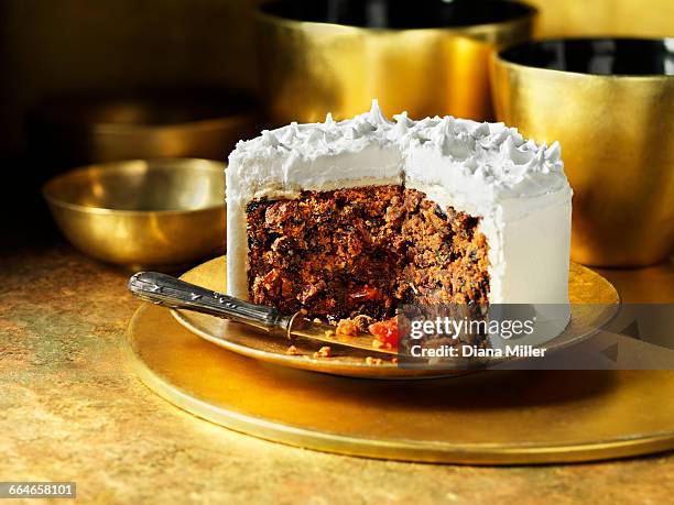 iced traditional fruit christmas cake - christmas cake stock-fotos und bilder