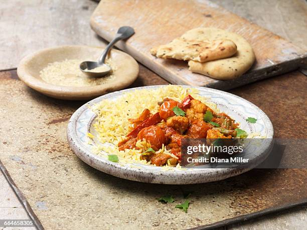 food, vegetarian meals, vegetable jalfrezi with pilau rice, tomatoes, cauliflower, peppers, tomato, spices, coriander, naan bread - cauliflower rice stock pictures, royalty-free photos & images