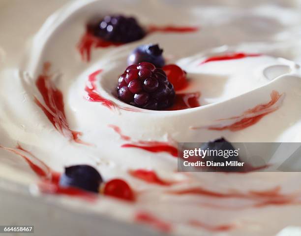 blackberries and blueberries in yoghurt, close-up - yogurt fotografías e imágenes de stock