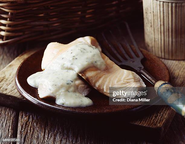 grilled salmon with white sauce on vintage plate - sahnesoße stock-fotos und bilder