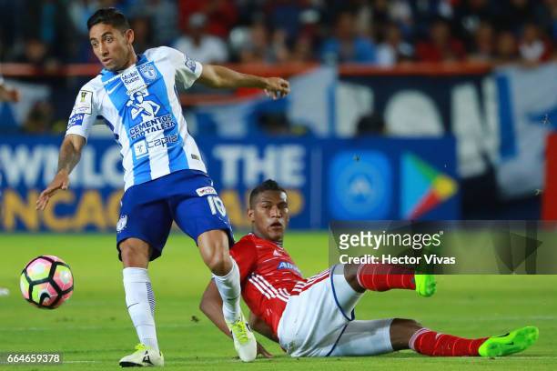 Jonathan Urretaviscaya of Pachuca struggles for the ball with Carlos Armando Gruezo of FC Dallas during the semifinals second leg match between...