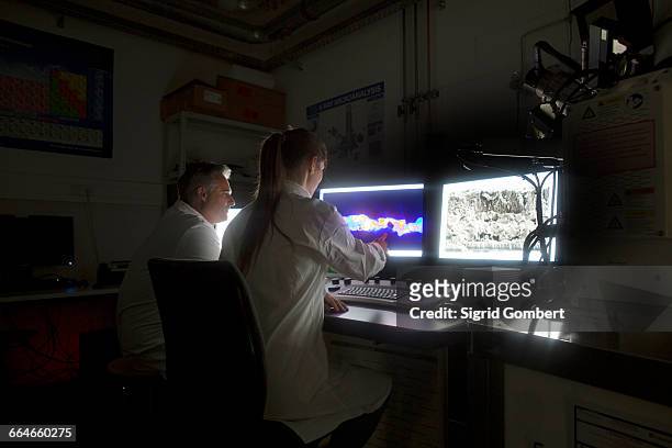 scientist looking at images from sem microscope - elektronenmikroskopische aufnahme stock-fotos und bilder