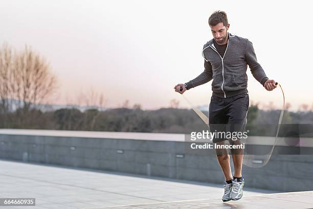mid adult man, outdoors, skipping with skipping rope - 35 foto e immagini stock