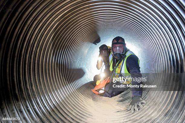 apprentice builders training in confined space in training facility - afgesloten ruimte stockfoto's en -beelden