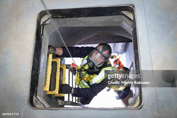 apprentice builders training in confined space in training facility - afgesloten ruimte stockfoto's en -beelden