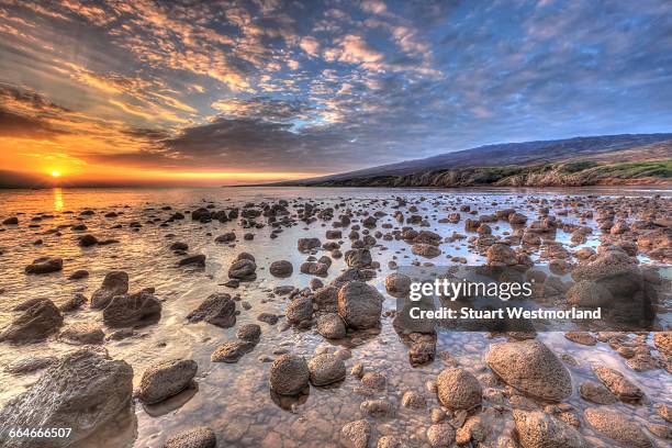 rocky shore near kaleahi at sunrise, north shore, lanai island, hawaii, usa - lanai imagens e fotografias de stock