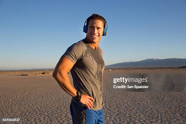 man training, listening to headphone music on dry lake bed, el mirage, california, usa - el mirage photos et images de collection