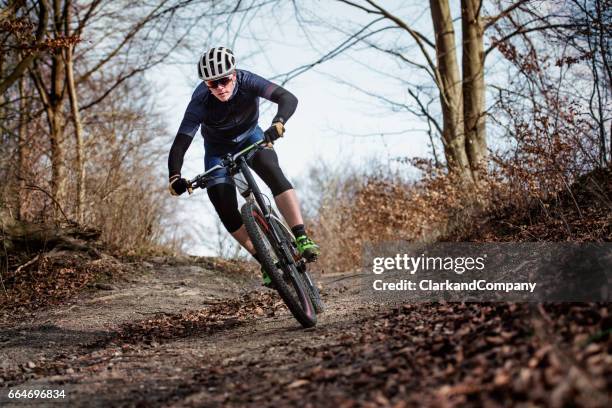 retrato del ciclista de montaña en un trayecto de formación - mountain biking fotografías e imágenes de stock