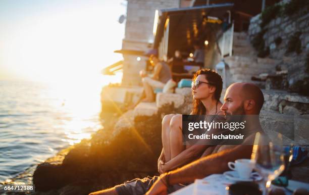 jonge mensen genieten van de zomer aan zee - kroatië stockfoto's en -beelden