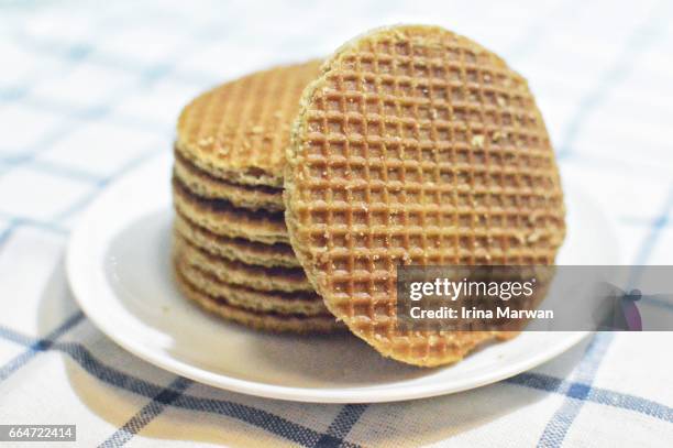 stroopwafel - syrup stockfoto's en -beelden