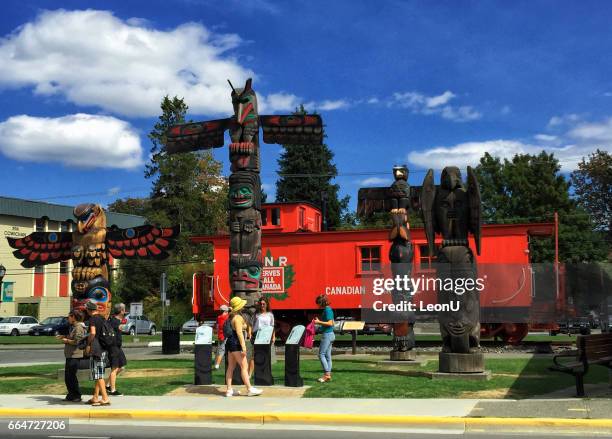 totem poles, duncan, bc,canada - duncan imagens e fotografias de stock