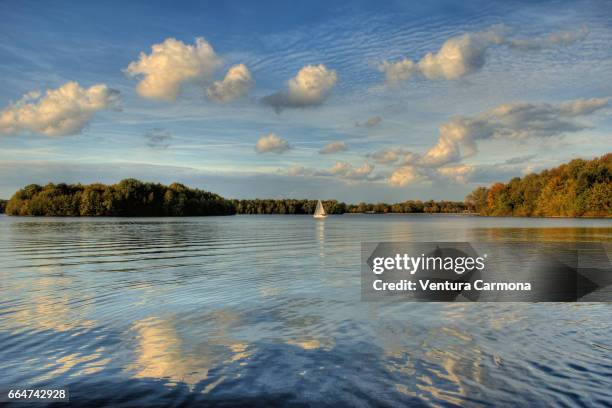 wolfssee in duisburg, germany - wolkengebilde foto e immagini stock