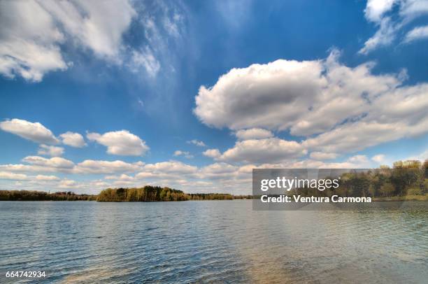 lake wolfssee in duisburg, germany - wolkengebilde foto e immagini stock