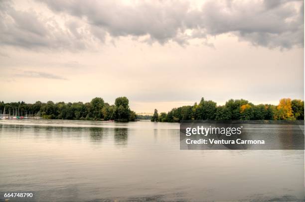 excavated lake masurensee in duisburg, germany - wolkengebilde stockfoto's en -beelden